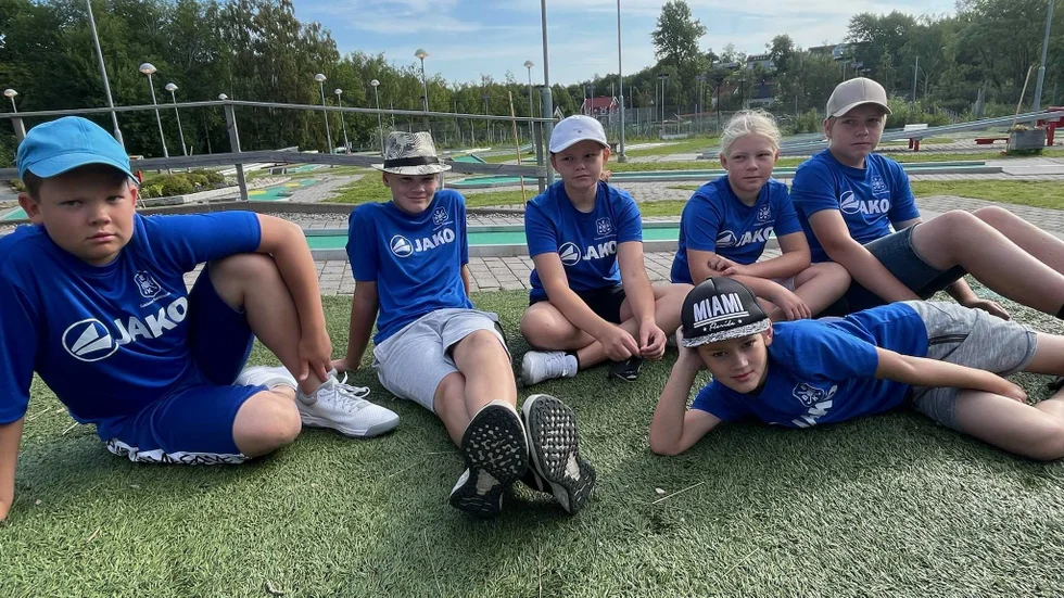 Här är ungdomarna som tävlade i Uddevalla den gångna helgen. Från vänster: Emanuel Lippert, Rasmus Humbla, Amanda Eriksson, Hilda Gustavsson-Ekebom, Albin Gustavsson-Ekebom. Liggande: Wille Humbla.