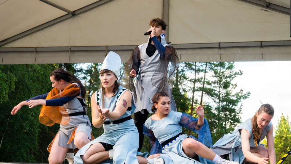 Under helgen spelades flera föreställningar av musik- och dansföreställningen Skájdde. Dansarna heter Agnes Nilsson, Jenny Schinkler, Marit Schirin och Malin Linström. Jojkaren heter Ole-Henrik Lifjell.