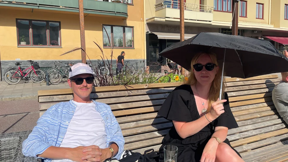På uteserveringen vid Bryggeri Ångkvarn sitter Olle Jensen och Rocky Jensen. "Vi är solmänniskor, men jag är ganska känslig för solen så det är därför jag har ett paraply" säger Rocky Jensen.