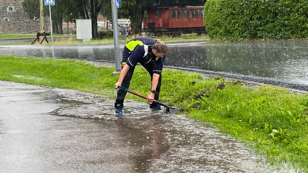 Veckans omfattande regnande i Vadstena ledde till omfattande insatser. Kommunerna får nu åter bevis på att ledningsnätet måste rustas påpekar ledarskribenten.