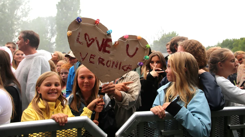 I publiken fanns flera "fans" som förmedlade sin kärlek till artisten genom skyltar.