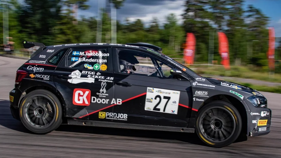 Kartläsaren Emanuel Andersson sitter i bilen tillsammans med Micael Jakobsson. 
