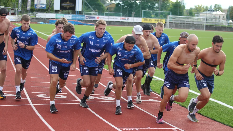 Löpartest, 3 000 meter. IFK Motalas bandylag är i gång med den gemensamma träningen inför elitseriesäsongen. Snabbast var Jonas Enander med tiden 9.55. Kommande helg blir det läger i S:t Annas skärgård.