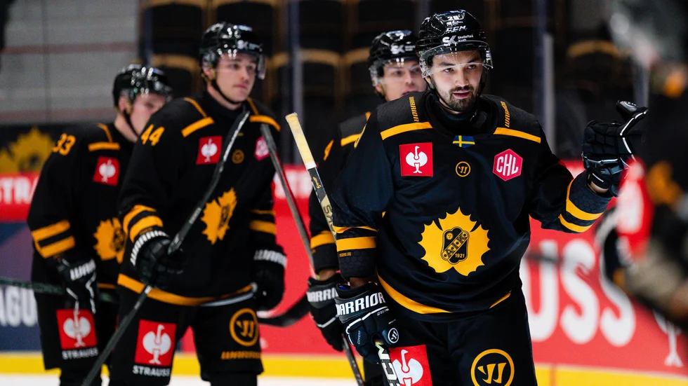 Dylan Sikura jublar efter mål i åttondelsfinalen mot Trinec. AIK möter Färjestad i CHL-kvartsfinalen.