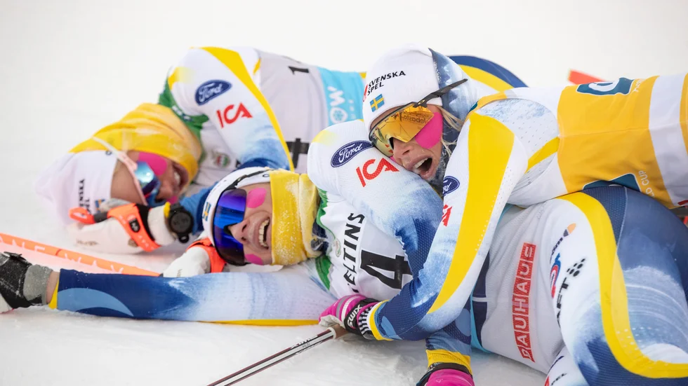 231126 Moa Ilar, Emma Ribom and Frida Karlsson of Sweden celebrate after the women's 20 km mass start free technique during the FIS Cross-Country World Cup on November 26, 2023 in Ruka. 
Photo: Toimi Hänninen / BILDBYRÅN / COP 211 / KP0054