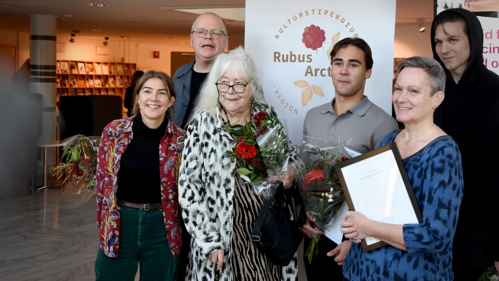 Från vänster Linn Lindström, Magnus Västerbro, Brita Weglin, Marcus Stenberg, Carola Karlsson och Robert Hurula var alla glada över sina stipendier. saknas på bilden gör Liv Aira, som inte var på plats vid tillfället. 