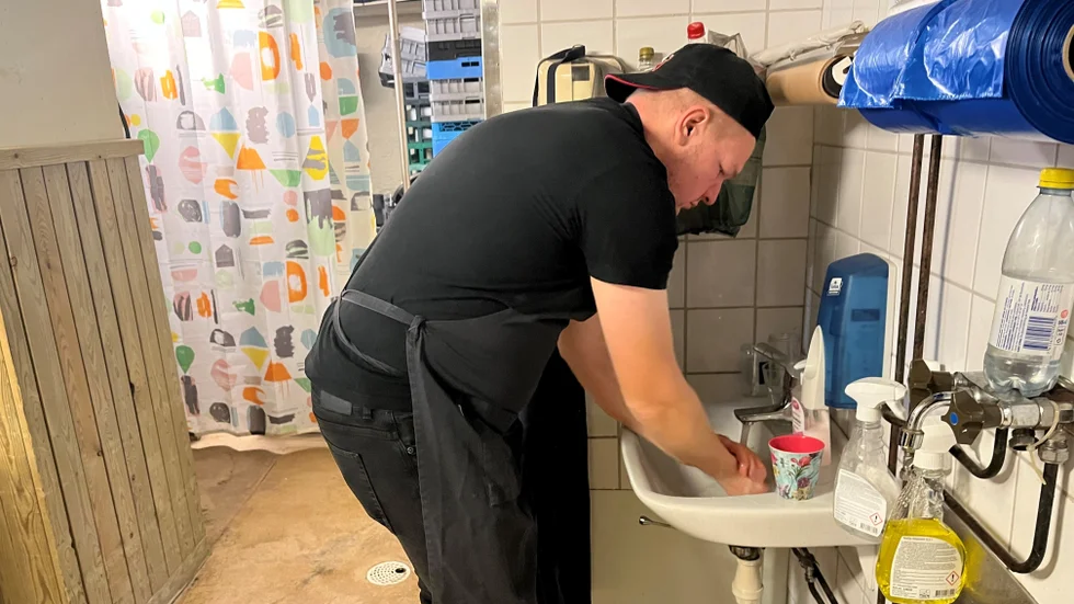 Handhygienen är väldigt viktig i källaren på gamla "Klintas". "Händerna är det renaste jag har", säger Erik Carlsson.