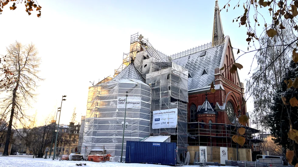 Domkyrkan i Luleå kommer bli fin, men för tillfället är det ingen vacker syn. TV-produktionen har fått kämpa för att visa upp en julig bild.