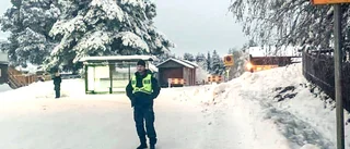 Polisen på plats utanför skolan • "Barn nära att bli överkörda"