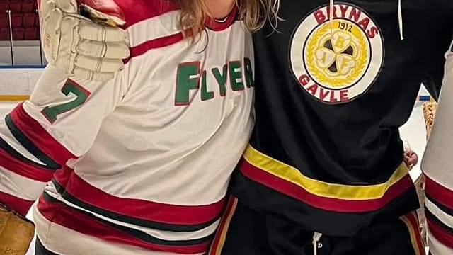 Motalasonen Ricard Lindholm fick spela för kanadensiska Barrie Flyers mot Brynäs i Viaplay-serien om Börje Salming. Här tillsammans med Valter Skarsgård som spelar Börje i serien.
