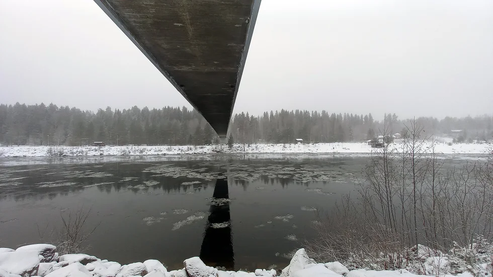 En kylig stund under hängbron över Lule älv.