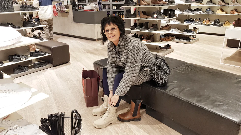 Susann Olovsson köper kläder och skor när hon behöver. "De här skorna har jag tittat på förr och nu är det 50 procent på dem, så jag slår till", säger hon.