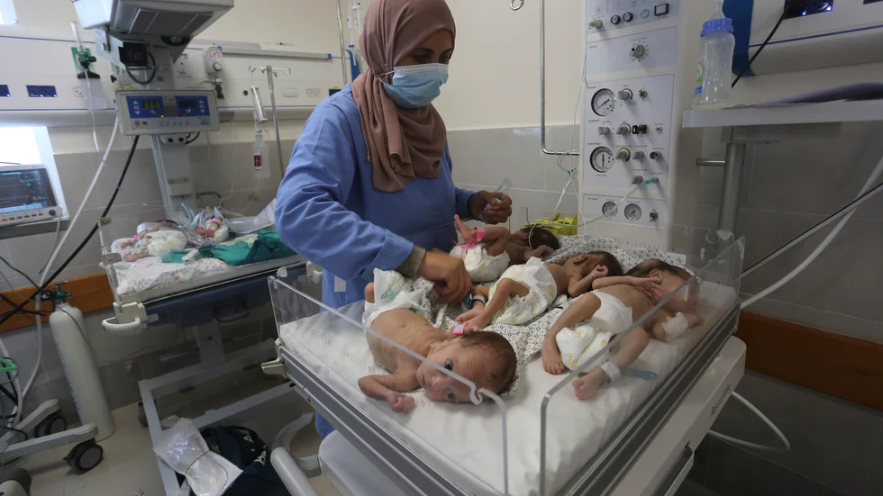 En sjuksköterska på ett sjukhus i gränsstaden Rafah tar hand om för tidigt födda barn som evakuerats från sjukhuset al-Shifa i Gaza.