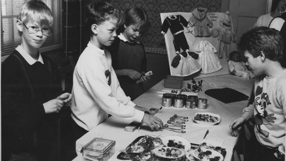Den 8 december 1985 besökte Magnus Carlsson, Niklas Abrahamsson och Johan Alketeg en julmarknad i Vingåker. Det fjärde barnet på bilden saknar namn. 