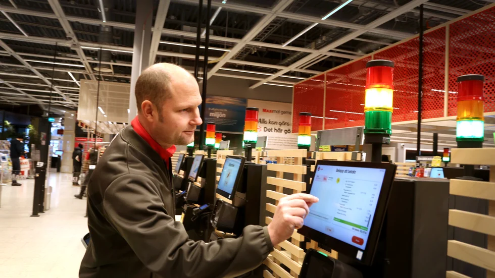 Edvin Boman hjälper en kund i självscanningen. Han berättar att mer än varannan i dag väljer självscanning, och tror att den andelen kommer att växa stadigt. Att minska svinn och stölder är något butiken jobbar hårt med.
