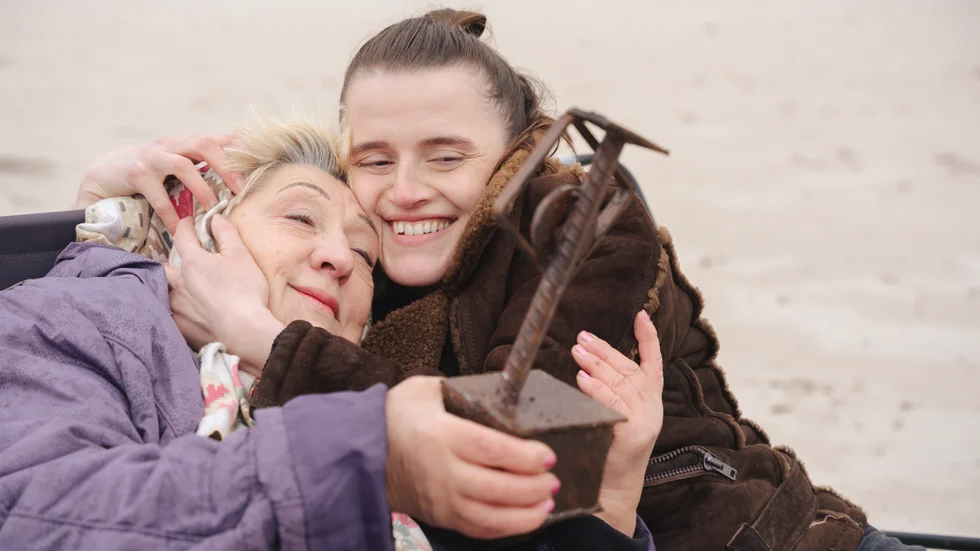 Snežana Spasenoska och Dodona Imeri briljerar som omaka mor och dotter i Gabriela Pichlers underhållande tv-serie "Painkiller".