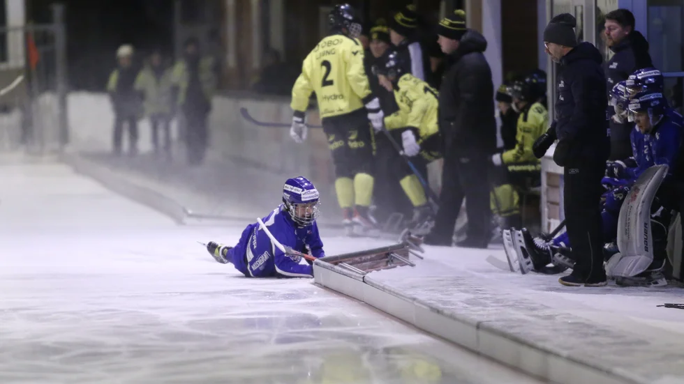 Det blev en ny förlust för IFK Motala. Vetlanda vann den uppskjutna matchen mellan de båda lagen. På bilden syns Viktor Hulthammar ligga ner efter en duell med en Vetlandaspelare.