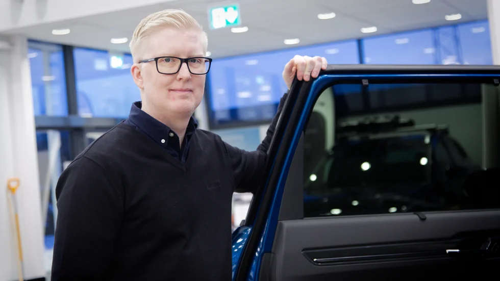 "Nu har vi börjat få tillbaka leasingbilar som gått tre år på leasing. Det är först och främst elbilar som kommer tillbaka och de är ju dyrare än en fossilbil. Vi upplever att vi knappt hinner få in de billigare bilarna innan vi har sålt dem", säger Claes Ögren, säljare på Bilkompaniet i Piteå, om bristen på begagnade bilar.