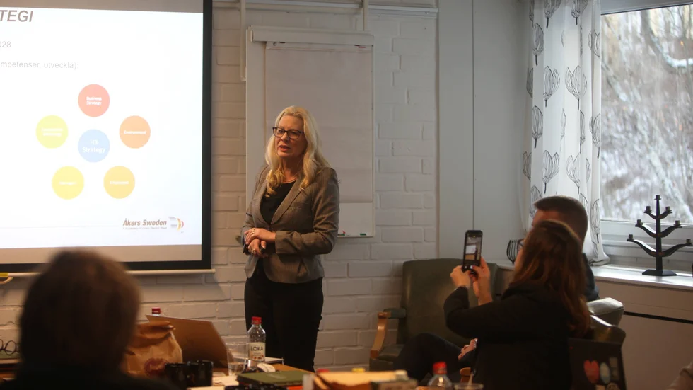 Under eftermiddagen gick mötet med Industriarbetsgivarna av stapeln. Här presenterar Ulrika Scherberg, HR manager på Åkers Sweden, strategier och kompetensförsörjning.