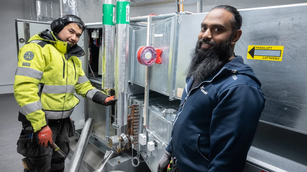 VVS-montörer Morteza Jafari och Daniel Rönnbäck har fått åka ut till ett flerfamiljshus där det har blivit en skada på värmeagregatet.