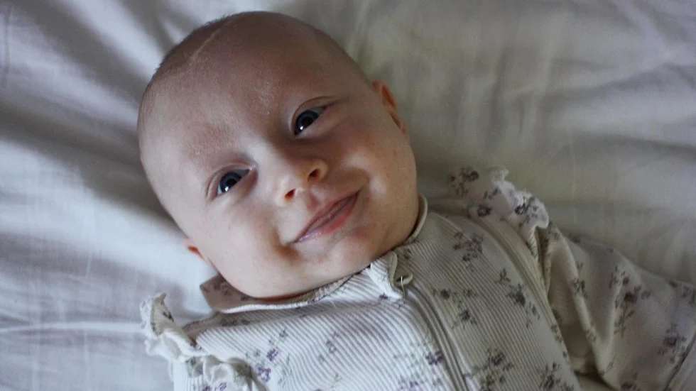 Alma Cecilia, fem månader, har fått dubbla släktnamn. Alma efter sin mormors farmor och Cecilia efter sin farmors farmor. 