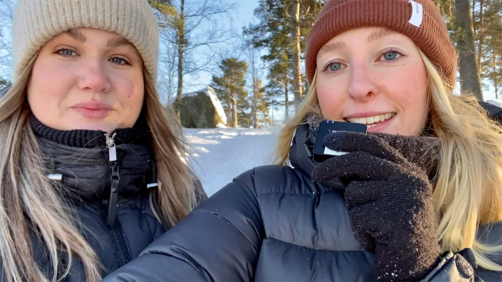 Kurirens reportrar Erica Johansson och Alice Staaf lånade pulkor på Fritidsbanken och gav sig sen ut för att testa fem backar i Katrineholm.