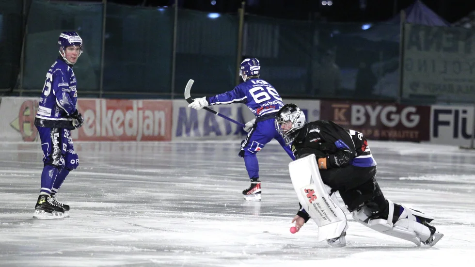IFK Motalas målvakt Jussi Aaltonen lägger ut bollen i matchen mot Edsbyn. Vem var bäst? Rösta på MVT.se.