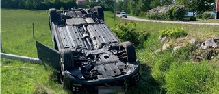 Gravt berusad kvinna voltade med bil nära kommungränsen