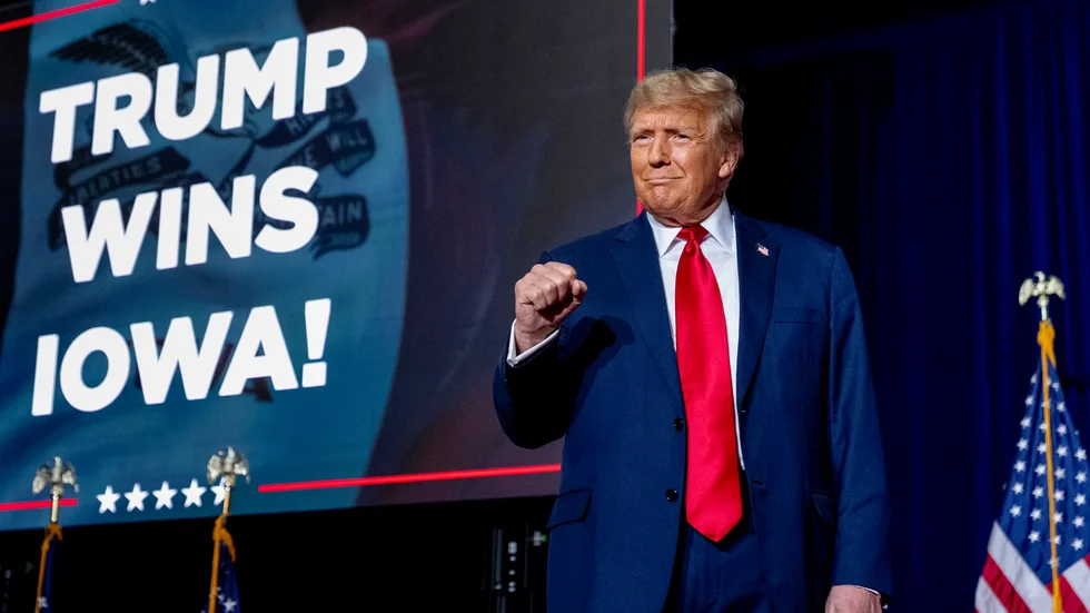 Republikanen och expresidenten Donald Trump intar scenen på sin valvaka i Des Moines i Iowa efter delstatens nomineringsmöte.