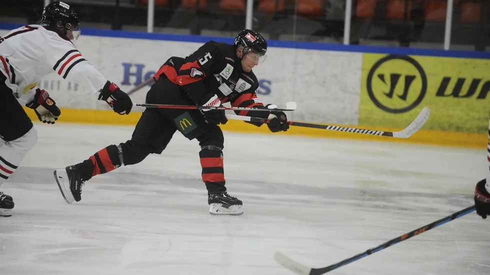 Matchens första mål på väg. Pontus Karlsson målskytt. NSK gjorde bitvis en riktigt bra match mot Linden. Laget vann med 4-2.