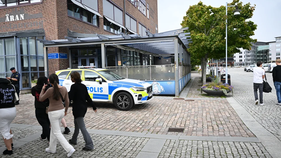 Fyra män tog sig in på en gymnasieskola i Göteborg med någon typ av tillhygge på torsdagen.