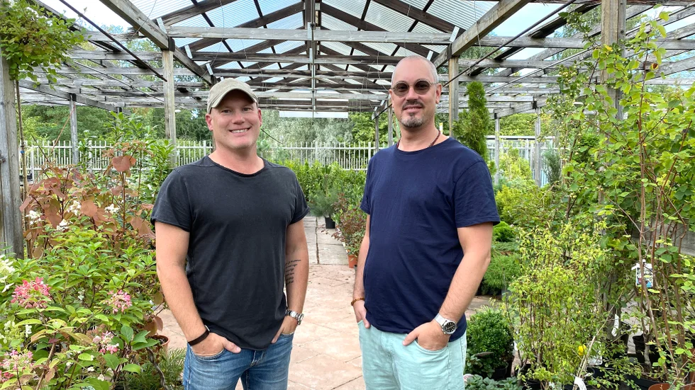 Magnus Karlsson och Erik Ström är båda musiker, som nu kommer att spela för en mestadels blundande publik när de arrangerar "Musikmedicin på udda platser".