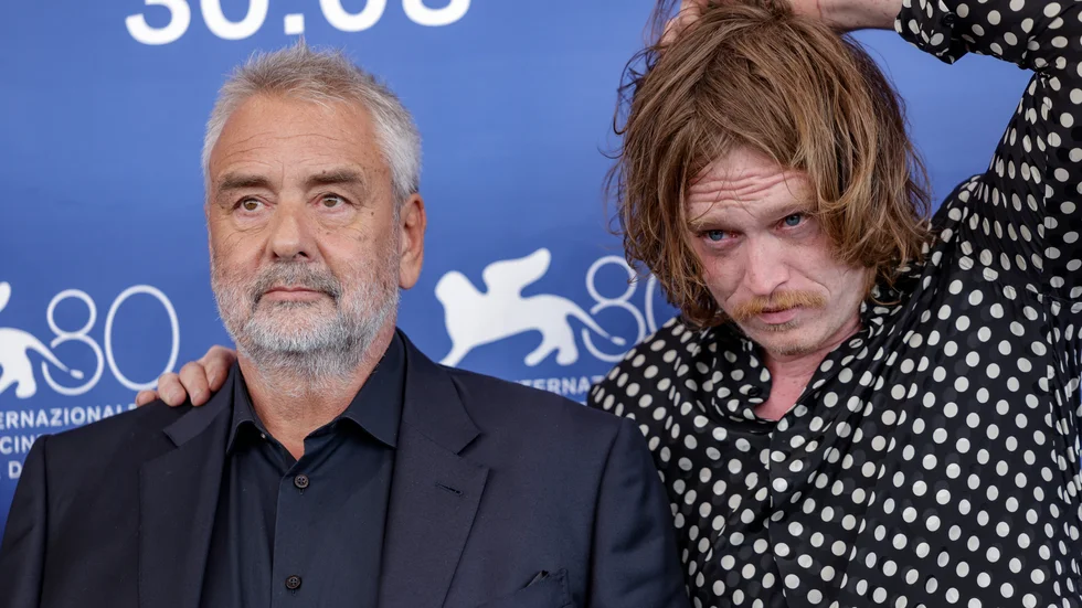 Regissören Luc Besson tillsammans med huvudrollsinnehavaren Caleb Landry Jones.
