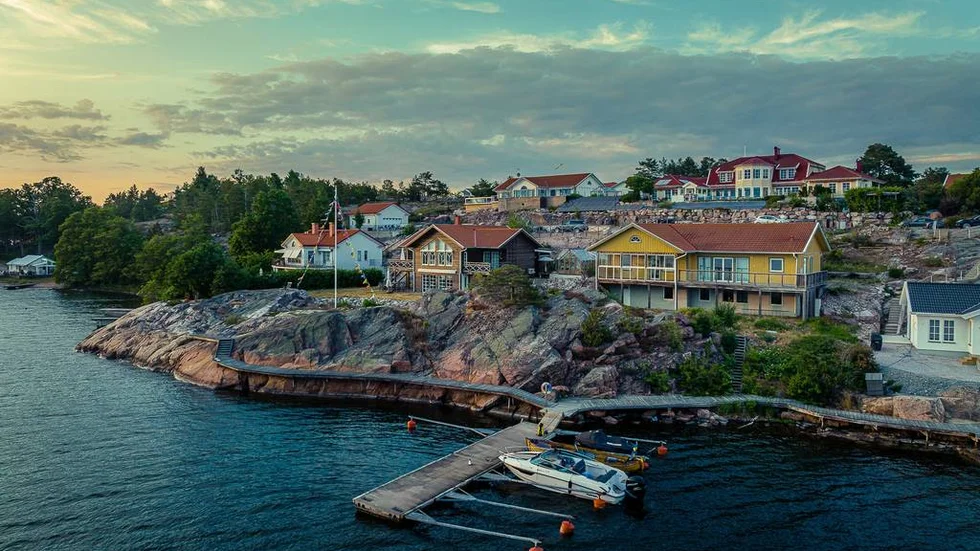 Det gula huset på Terrassvägen, rakt ovanför bryggan är till salu.