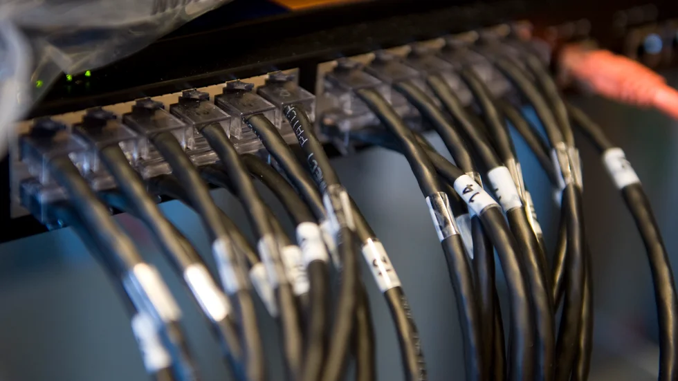 Det finns en hotbild mot Sverige och inte minst mot landets digitala infrastruktur, enligt debattörerna.