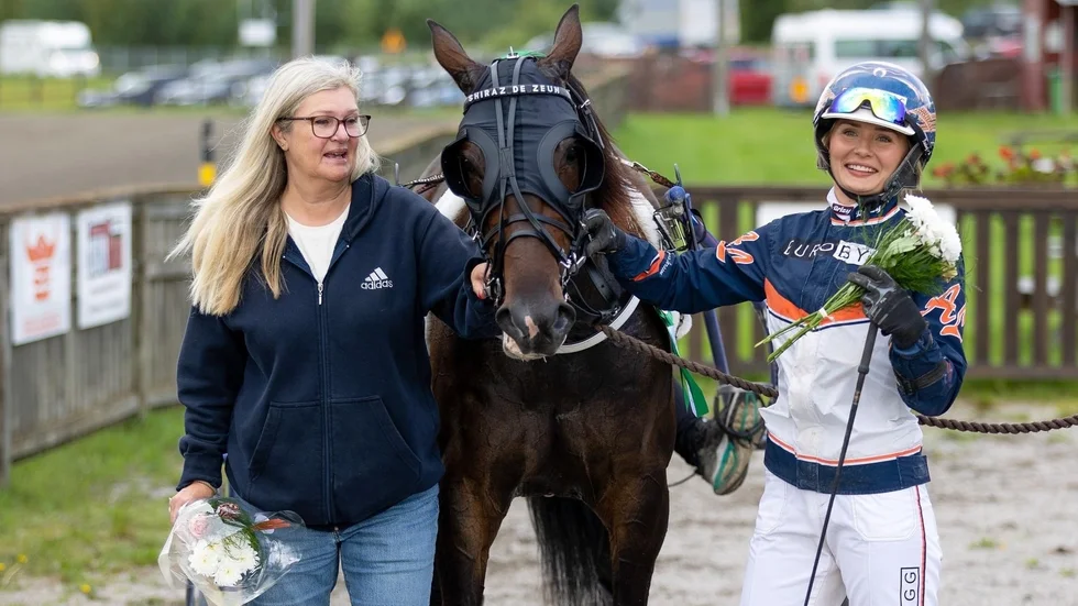 Nyligen gjorde Sundbyholmstravets unga talang Agnes Larsson (till höger) debut på V86 och hoppas nu får fler chanser i de stora loppen. Här ses hon tillsammans med Tina Falk och hästen Shiraz de Zeun.