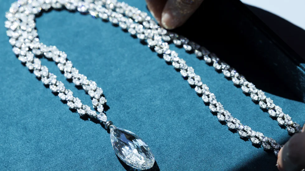 Ett diamanthalsband värderat till motsvarande 125 miljoner kronor såldes under den första auktionen.