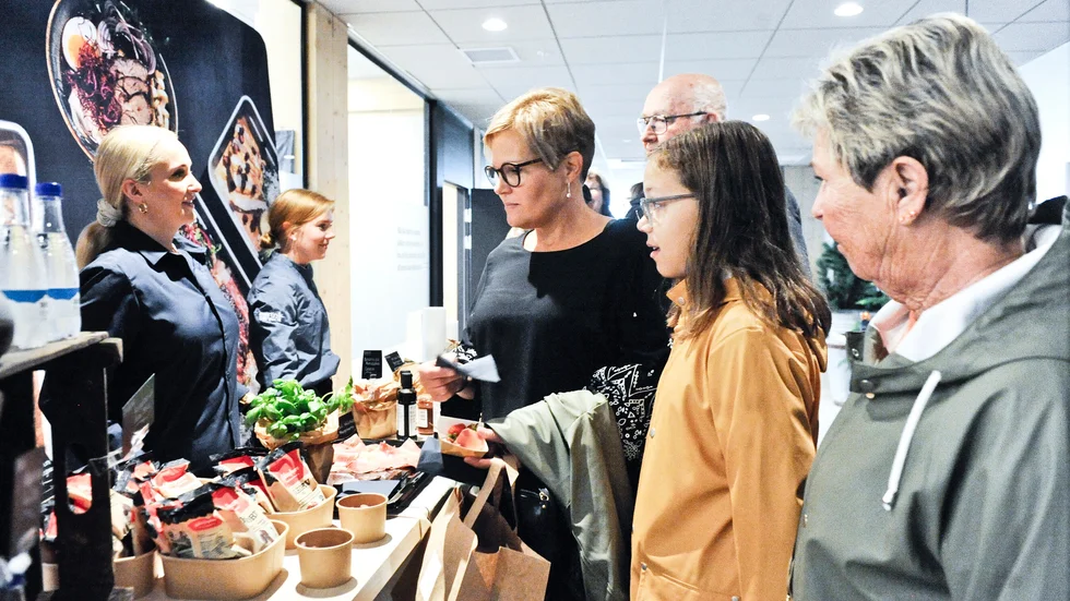 Christina Wiklund, Agnes Karlsson och BrittInger Karlsson stannade till hos Hanna Lindgren och Jenny Lundberg, matgrossisten Martin och Servera.