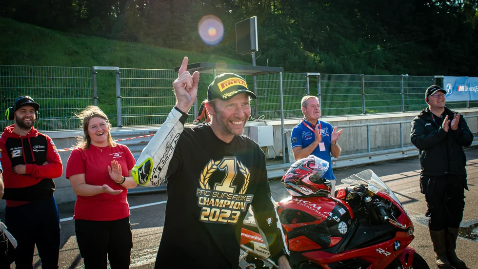 Jonny Jakobsson tog under fredagen hem mästartiteln i Pro Superbike. 