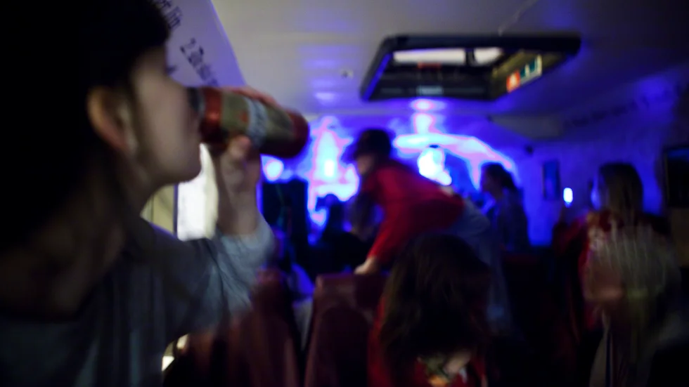 Alkohol och fest. Denna bild är dock inte från Gotland.