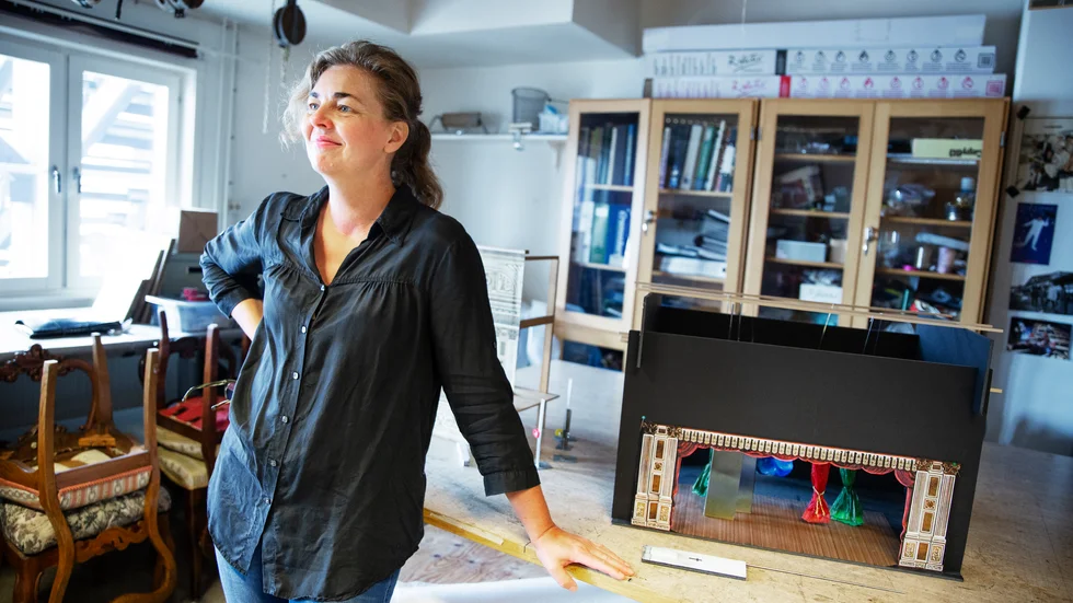 Scenografen Stine Martinsen pendlar mellan Köpenhamn och Luleå just nu inför uppsättningen av "Fanny och Alexander". Hon är utbildad scenograf på en stor designskola i Köpenhamn men läste innan dess både litterturvetenskap och teatervetenskap. "Jag älskar berättelser", säger hon.