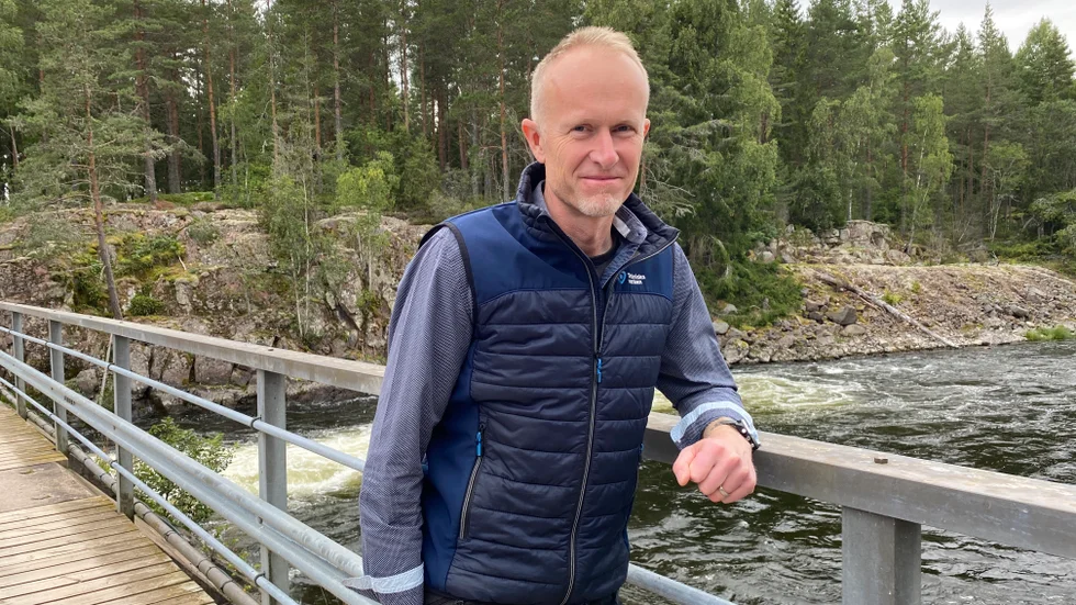 Jakob Bergengren på Tekniska Verken menar att man bör fortsätta med utsättning av ålyngel, trots vass kritik.