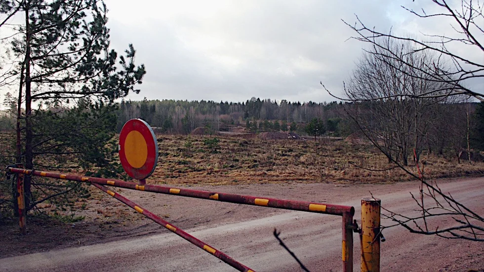 Kommunen tvingades bland annat att flytta den yttre gränsen för vattenskyddsområdet för att kunna påbörja arbetet med att omvandla Krönsmon till industrimark. 