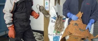 Skräp fiskas upp från Östersjöns botten