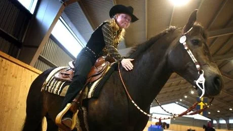 Svårt sjuk. Emelie Stiwing är svårt sjuk och det är hingsten Doc´s King Calibar och ridningen som håller henne vid liv. I går visade ekipaget upp sig för sjuka barn och deras familjer i ridhuset i Othem.Foto: tobias Wallström