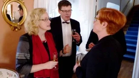 Firade. Uppsala universitets rektor Eva Åkesson, Högskolan på Gotlands rektor Jörgen Tholin och landshövding Cecilia Schelin Seidegård firade underskriften för ett samgående med champagne på residenset, innan över 20 personer fortsatte till en lyxkrog. Foto: Jakob Simonson
