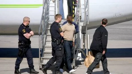 Gripna. Iförda handfängsel anlände de båda misstänkta till Visby vid 15.30-tiden i går med planet från Bromma. Efter de inledande förhören anhölls de. Nya förhör är planerade att hållas i dag.Foto: Tobias Wallström