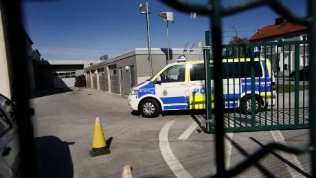 Vid 16 i går eftermiddag anlände de båda misstänkta rånarna till polishuset i Visby.foto: petra jonsson