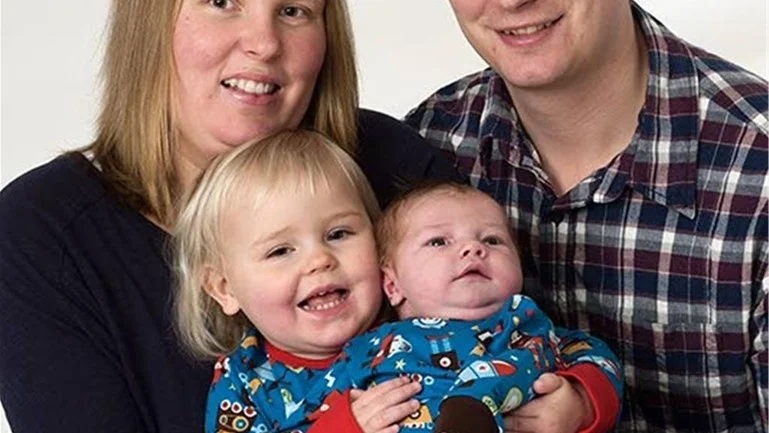 Emma och Viktor Martinsson, Motala, fick den 25/12 sonen Ludvig. Längd 54 cm, vikt 4 330 g. Storasyster heter Hilma, 2 år. Foto: Studio Liverpool & Dacke