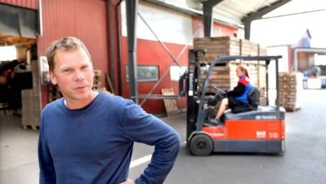 VIKTIG FÖREBILD. Andreas Wiklund arrenderar Stora Tollby gård sedan några år. Chefens exempel är viktigt, liksom att skapa ett säkerhetstänkande på gården, tycker han.